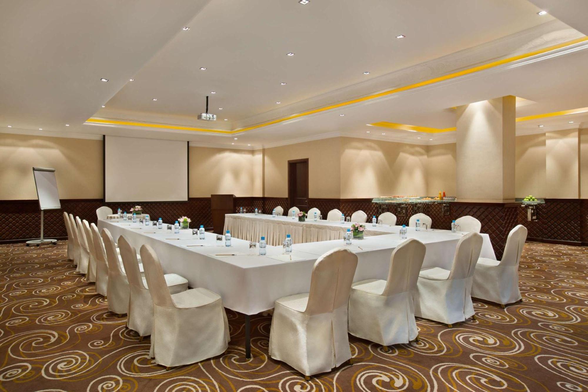 Hotel Doubletree By Hilton Dhahran Al Khobar Esterno foto